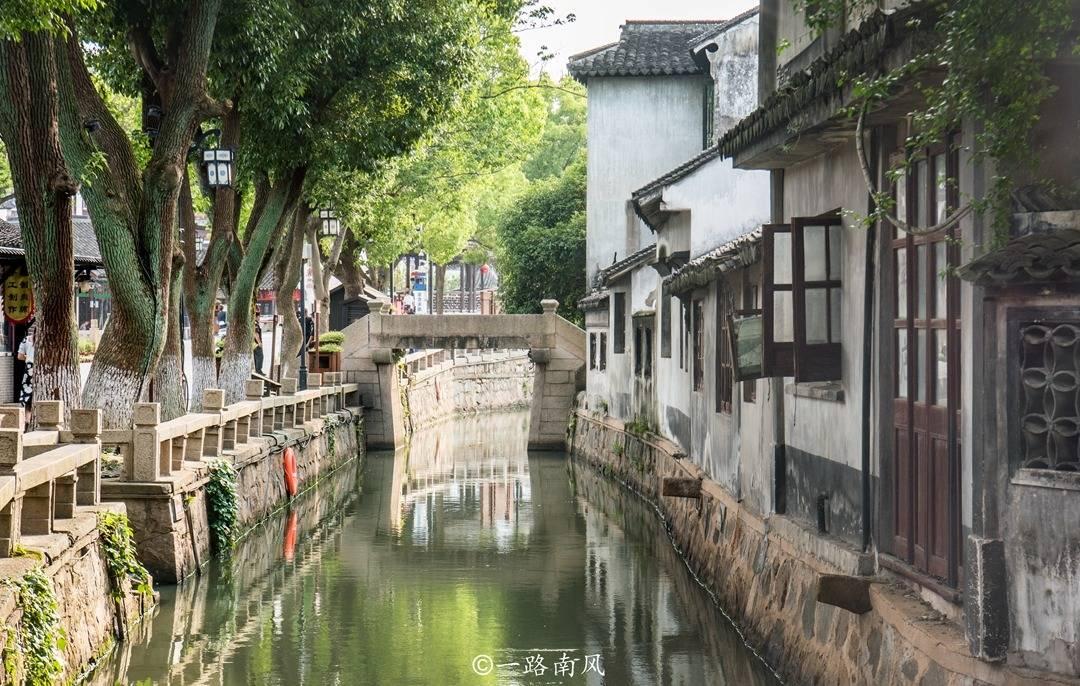 昨日15时15分,警车开道,一辆车冲进哈医大二院……
